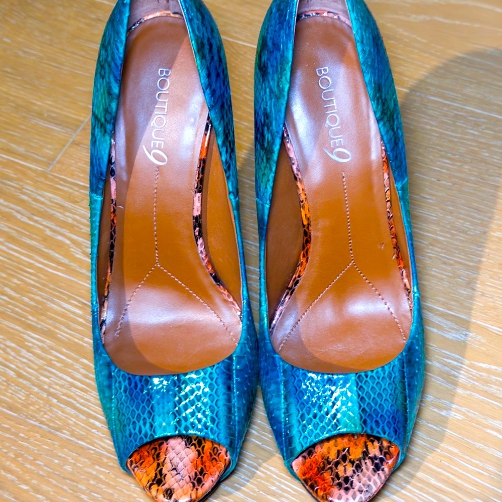 👠 Boutique 9 Blue and Brown Snake Print Classic Peep Toe Heels Size 9 - Picture 4 of 13